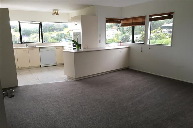 Photo of property in 2/5 Seaford Place, Murrays Bay, Auckland, 0630