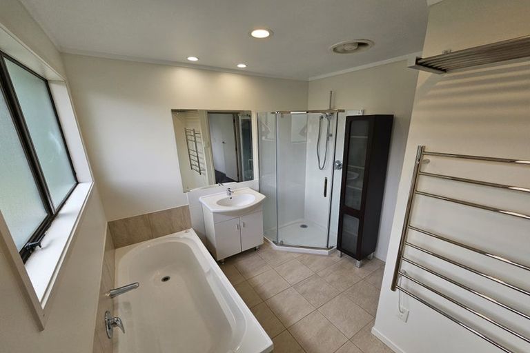 Photo of property in 1/4 Tallington Crescent, Torbay, Auckland, 0630