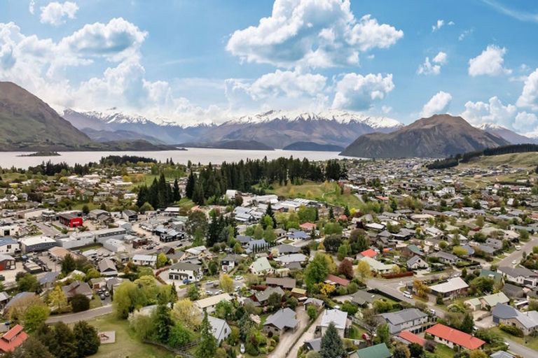 Photo of property in 16 Kuri Place, Wanaka, 9305