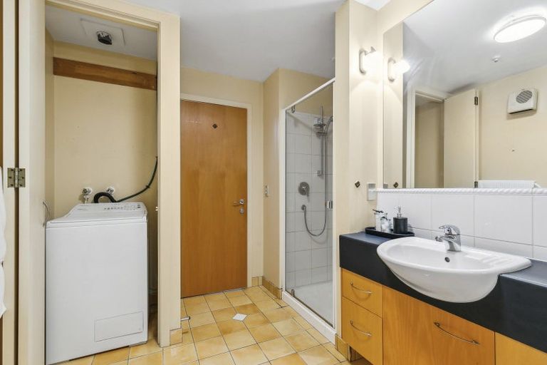 Photo of property in Endeavour Apartments, 8/125 Thorndon Quay, Pipitea, Wellington, 6011