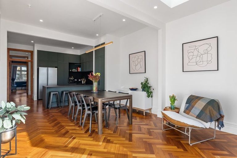 Photo of property in 33 Queen Street, Mount Victoria, Wellington, 6011
