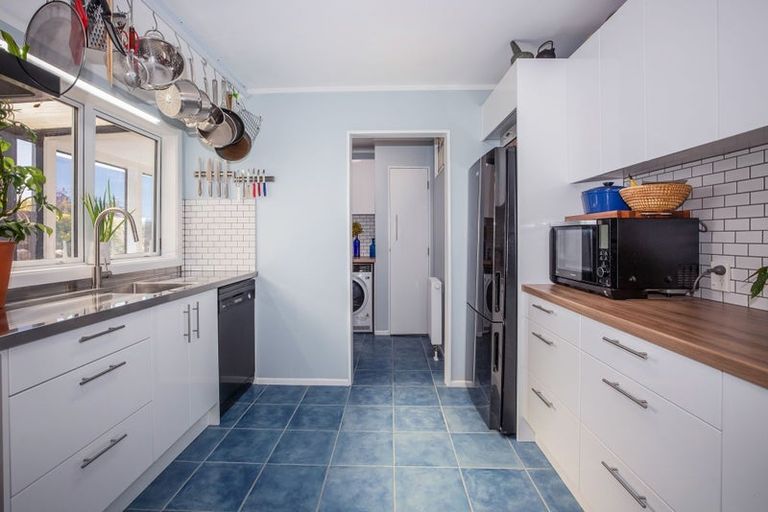 Photo of property in 2/11 Mervyn Place, Plimmerton, Porirua, 5026