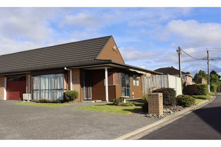 Photo of property in 2/56 Larnoch Road, Henderson, Auckland, 0610