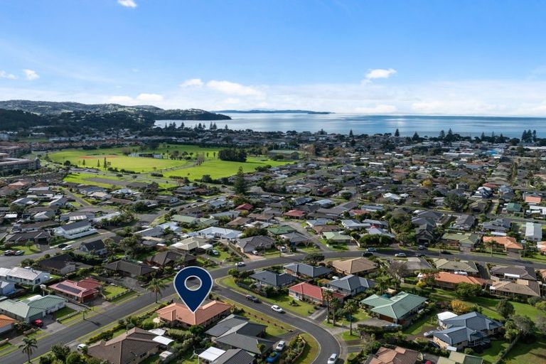 Photo of property in 2 Mcgowan Place, Orewa, 0931