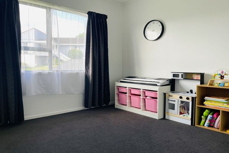 Photo of property in 4 Luxor Place, Massey, Auckland, 0614
