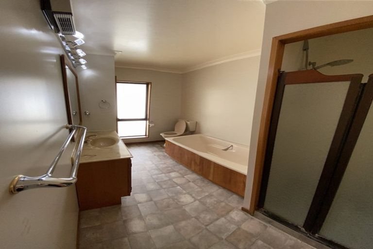 Photo of property in 1 Kingsclere Place, Goodwood Heights, Auckland, 2105