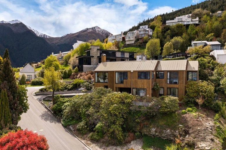 Photo of property in 9 Wakatipu Heights, Queenstown, 9300