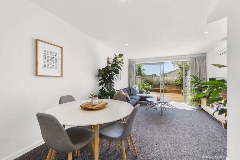 Photo of property in 2u7 Stone Street, Miramar, Wellington, 6022