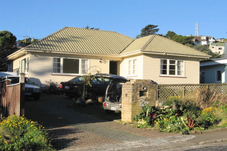 Photo of property in 27 Lyndfield Lane, Newlands, Wellington, 6037