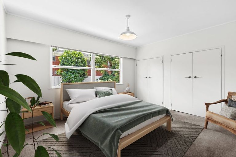 Photo of property in 24 Holdaway Avenue, Northcote, Auckland, 0627