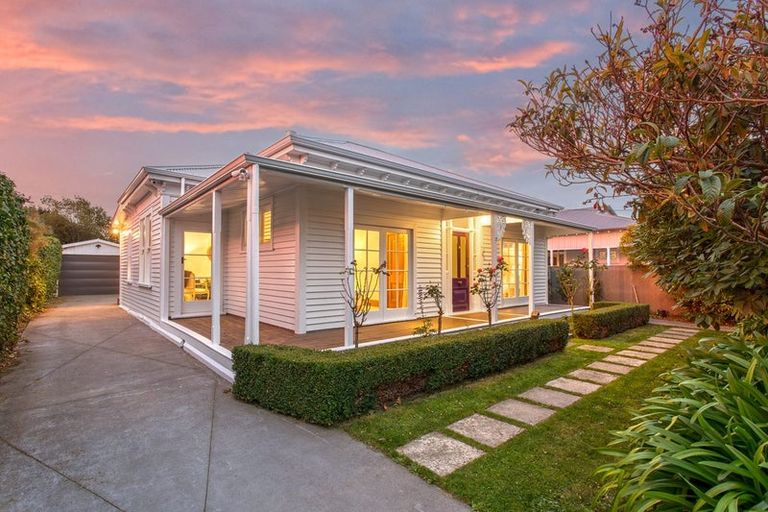 Photo of property in 17 Martin Avenue, Beckenham, Christchurch, 8023