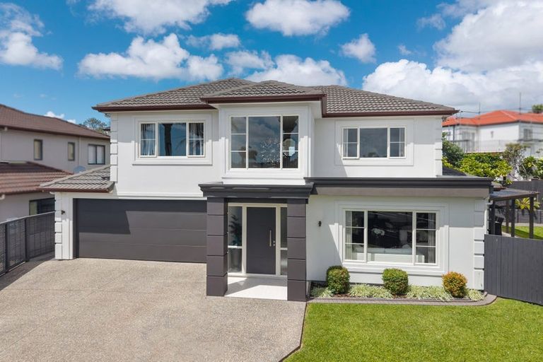 Photo of property in 8b Lupetti Rise, West Harbour, Auckland, 0618