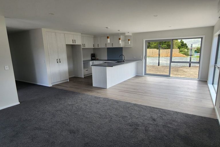 Photo of property in 17 Rewarewa Way, Timberlea, Upper Hutt, 5018