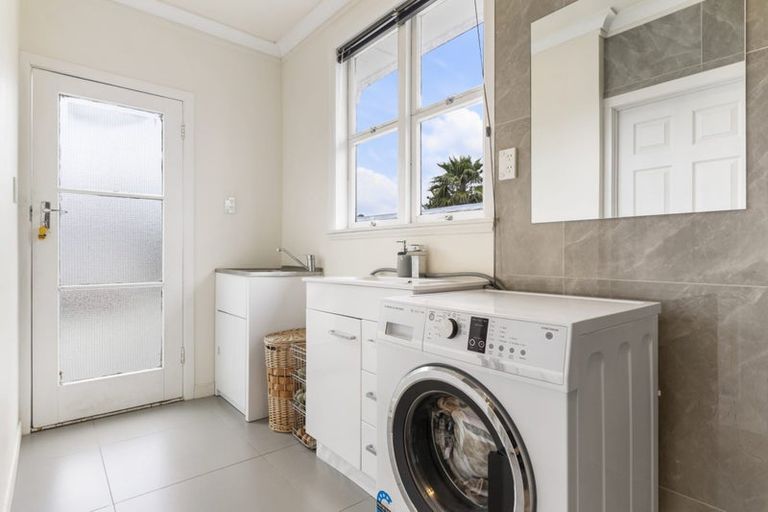 Photo of property in 33 Cobham Crescent, Kelston, Auckland, 0602