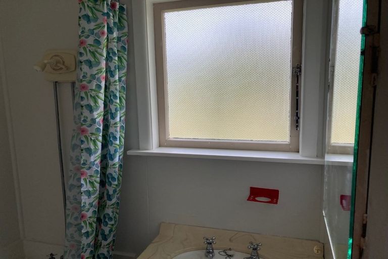 Photo of property in 52 Salford Street, Newlands, Wellington, 6037