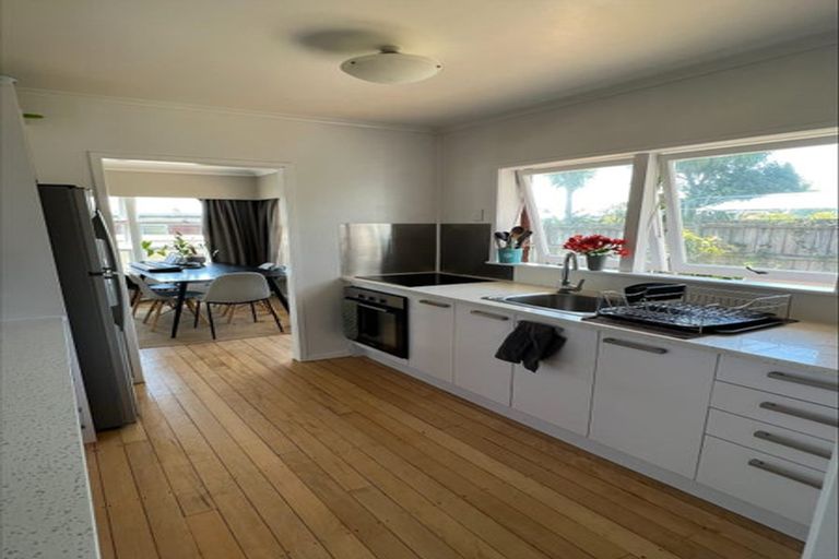 Photo of property in 3/166 East Coast Road, Forrest Hill, Auckland, 0620