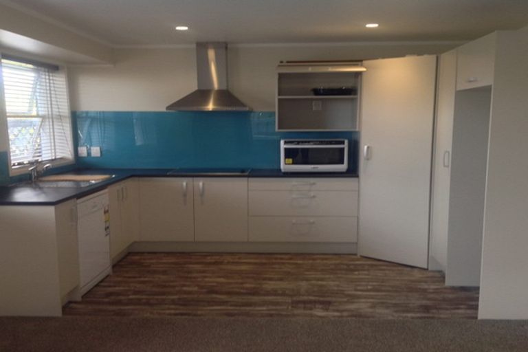Photo of property in 2/17 Park Road, Glenfield, Auckland, 0629