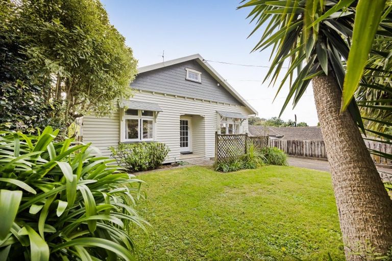 Photo of property in 27 Bonithon Avenue, Moturoa, New Plymouth, 4310