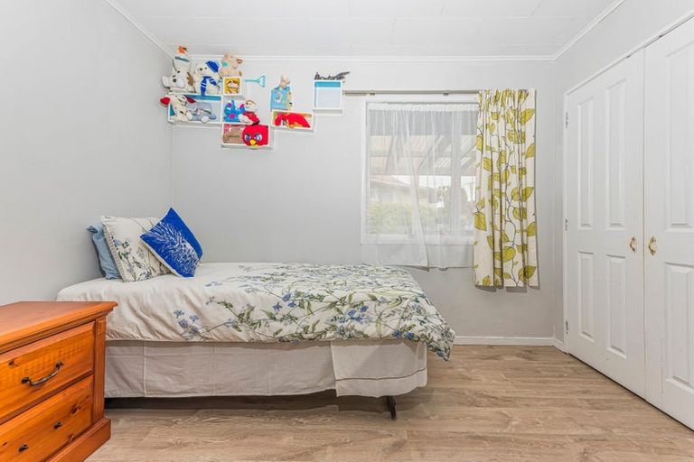 Photo of property in 140 Colwill Road, Massey, Auckland, 0614