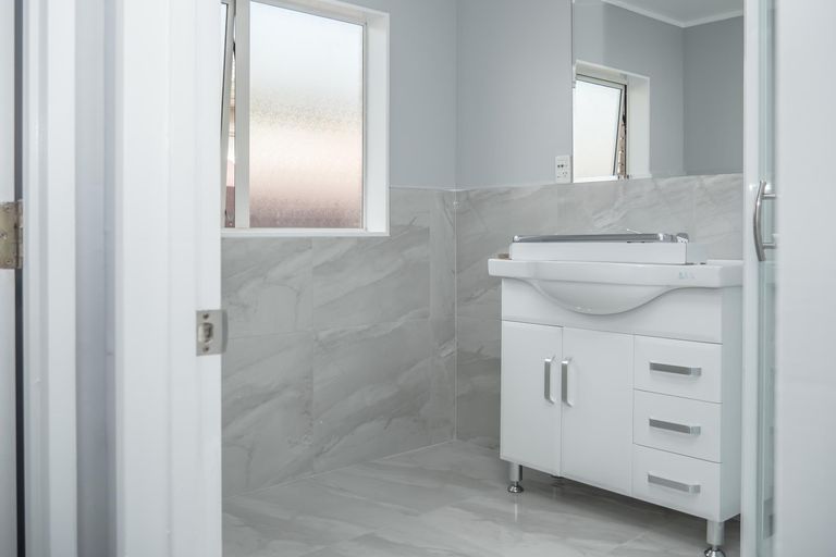 Photo of property in 100 Manuroa Road, Takanini, 2112