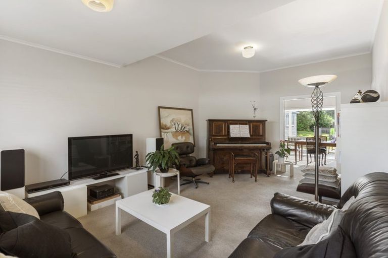 Photo of property in 16 Ocean View Road, Milford, Auckland, 0620