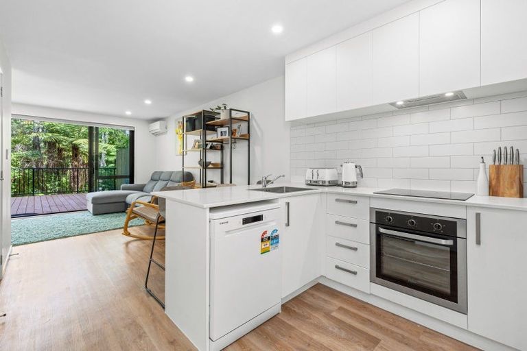 Photo of property in 29 Tokai Place, Glen Eden, 0602