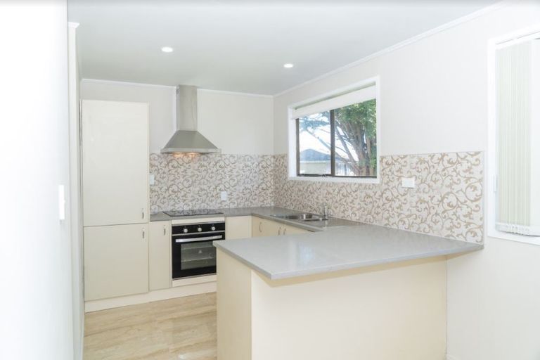 Photo of property in 20 Pukeroa Place, Papakura, 2110