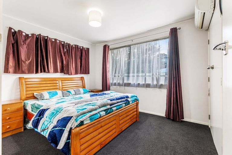 Photo of property in 2 Kilcar Place, Massey, Auckland, 0614