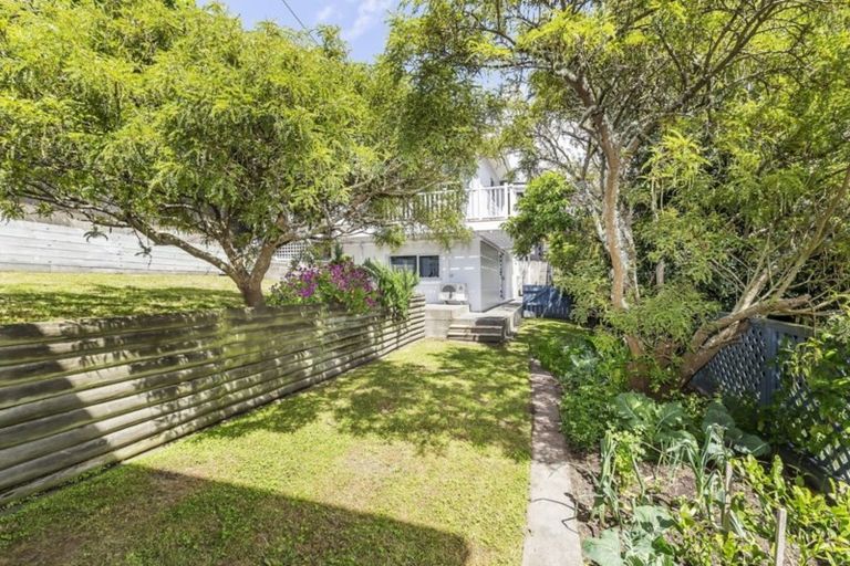 Photo of property in 20 Melbourne Road, Island Bay, Wellington, 6023