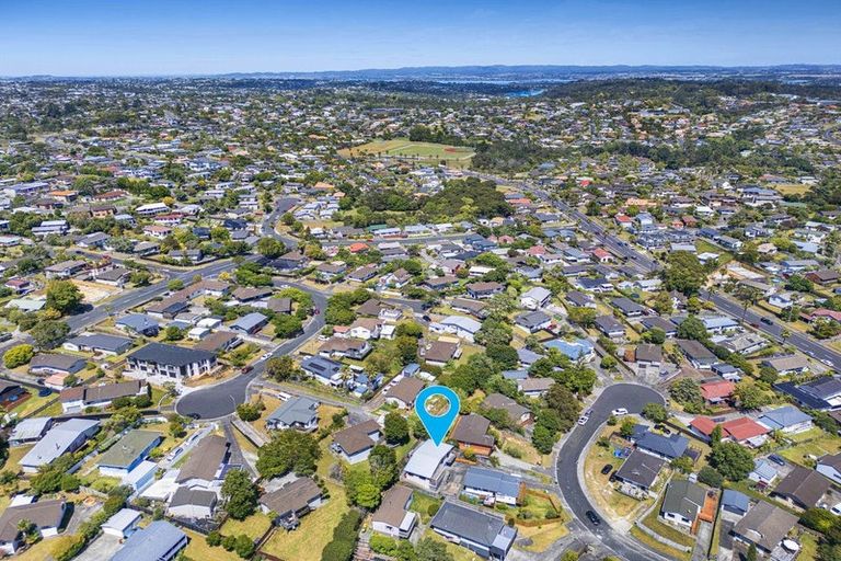 Photo of property in 2/10 Sevilla Place, Unsworth Heights, Auckland, 0632