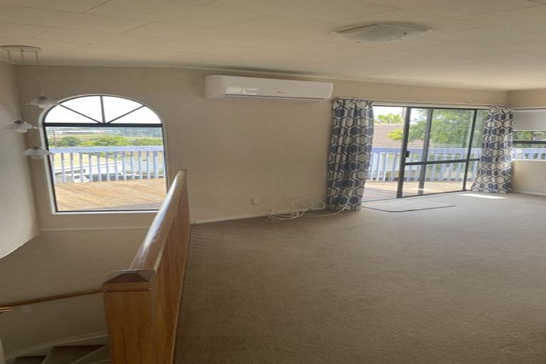 Photo of property in 11 Santiago Crescent, Unsworth Heights, Auckland, 0632