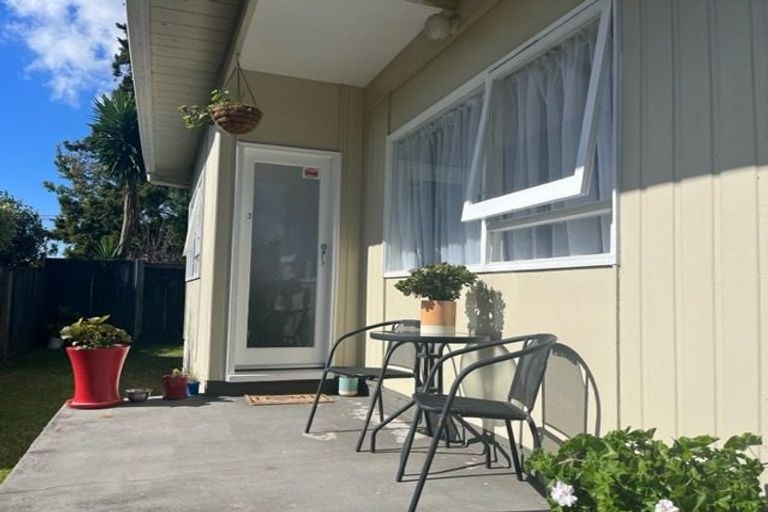 Photo of property in 2/27 Roberts Road, Te Atatu South, Auckland, 0610