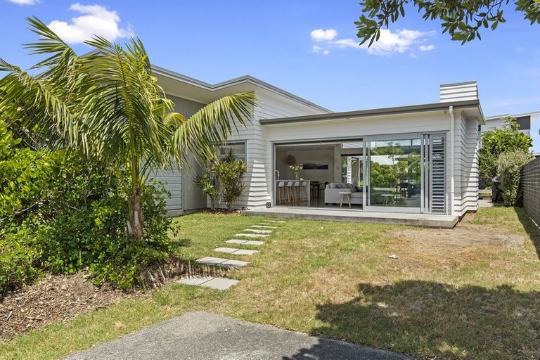 Photo of property in 8 Te Mauri Place, Omaha, 0986