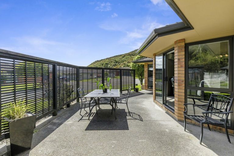 Photo of property in 15 Aragon Grove, Kingsley Heights, Upper Hutt, 5018