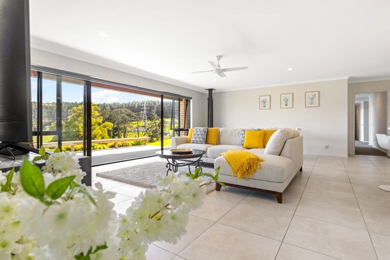 Photo of property in 165b Oraha Road, Kumeu, 0892