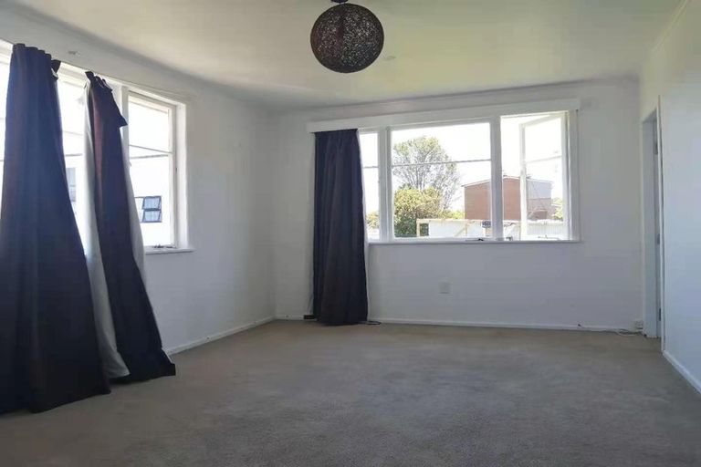 Photo of property in 18 Islington Avenue, New Lynn, Auckland, 0600