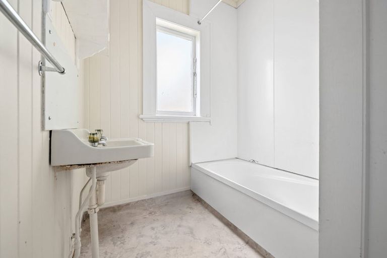 Photo of property in 16 Coates Street, Hamilton East, Hamilton, 3216