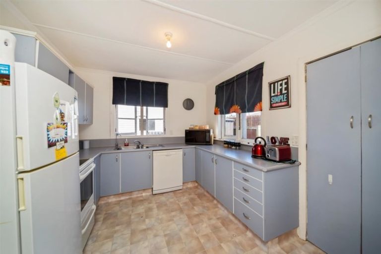 Photo of property in 106 Manawapou Road, Hawera, 4610