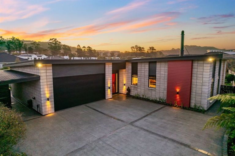 Photo of property in 14 Resolution Drive, Whitby, Porirua, 5024