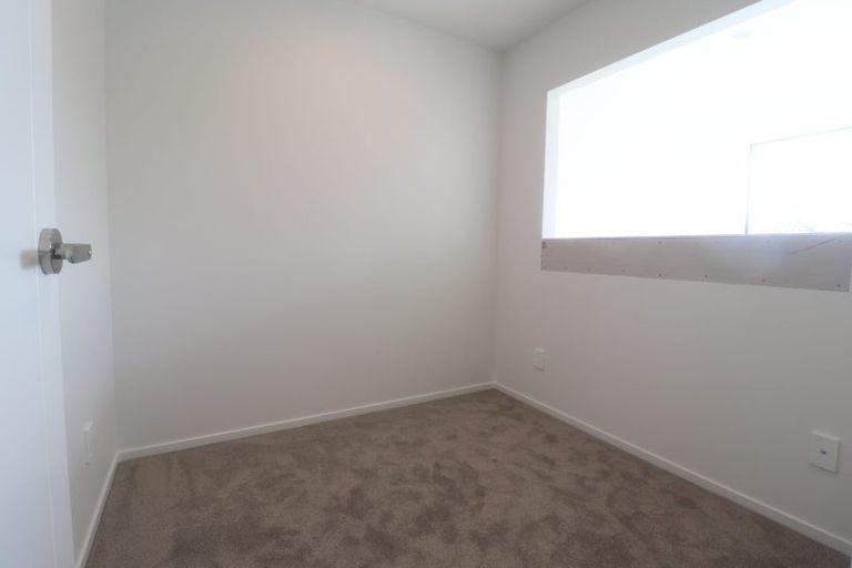 Photo of property in 1 Ngatoa Place, Glenfield, Auckland, 0629