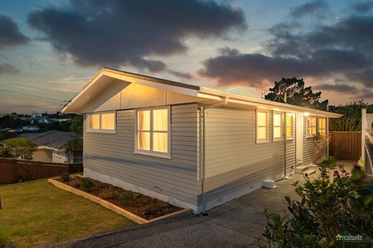 Photo of property in 18 Mark Avenue, Paparangi, Wellington, 6037