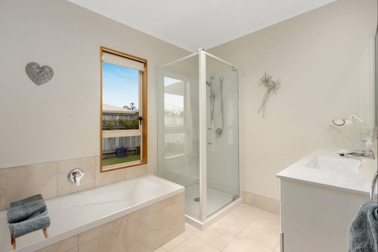 Photo of property in 9 Knightsbridge Place, Taradale, Napier, 4112
