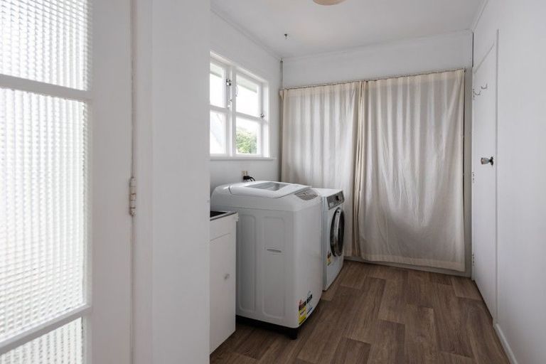 Photo of property in 26 Bellringer Crescent, Newlands, Wellington, 6037