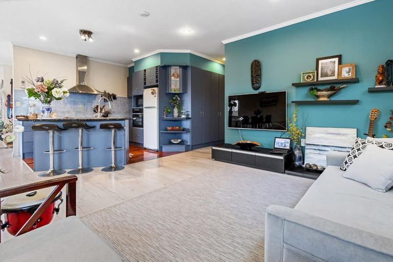 Photo of property in 21 Cinnabar Place, Westgate, Auckland, 0614