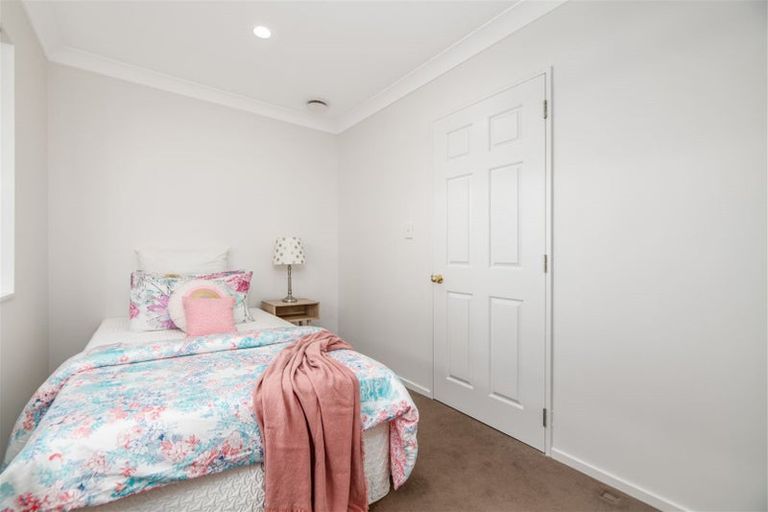 Photo of property in 35e Edmonton Road, Henderson, Auckland, 0612