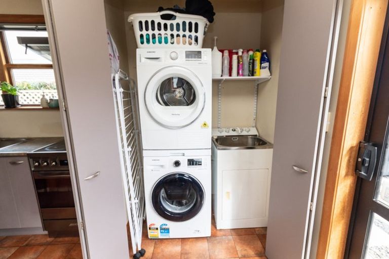 Photo of property in 9 Pinkerton Grove, Newlands, Wellington, 6037