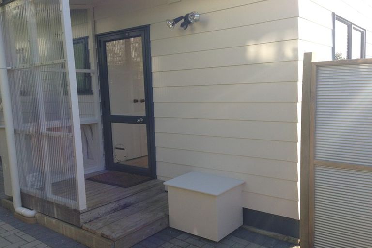 Photo of property in 2/59 Santiago Crescent, Unsworth Heights, Auckland, 0632