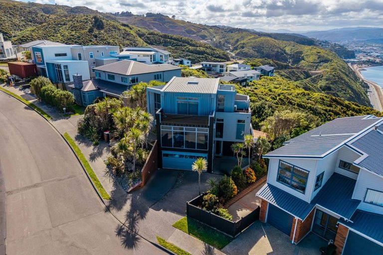 Photo of property in 71 Tamworth Crescent, Newlands, Wellington, 6037