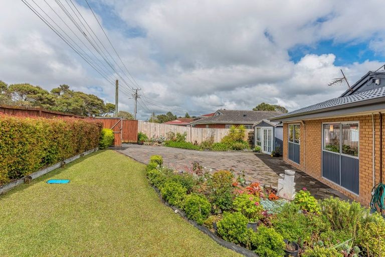 Photo of property in 140 Colwill Road, Massey, Auckland, 0614