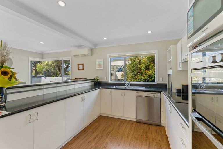 Photo of property in 40 Joseph Banks Drive, Whitby, Porirua, 5024